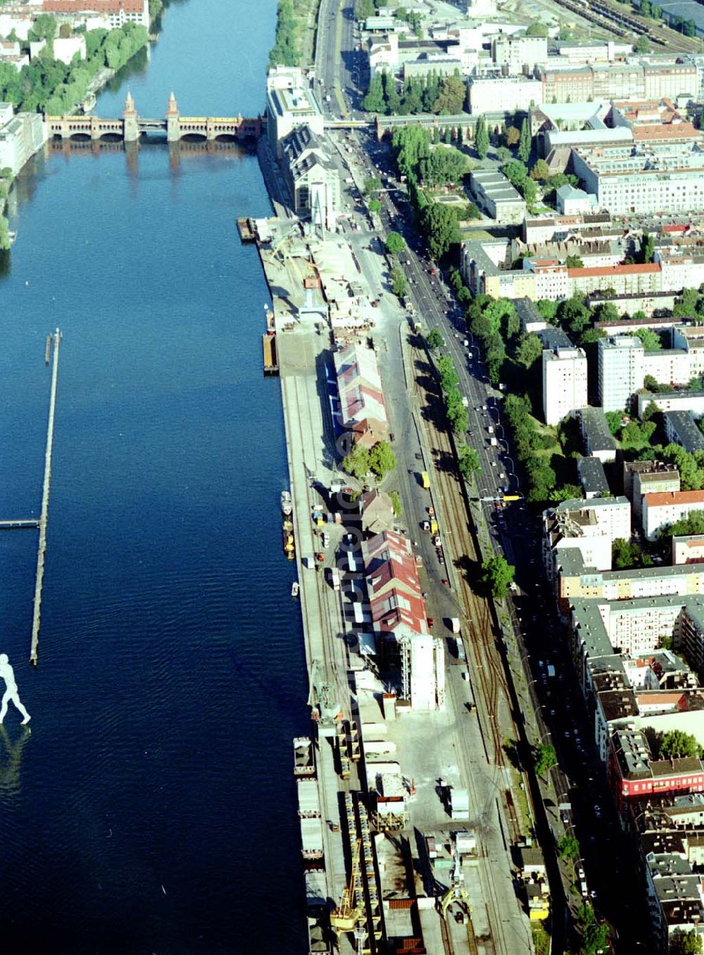 Aerial image Berlin - Friedrichshain - Osthafen der BEHALA an der Spree in Berlin - Friedrichshain an der Grenze zu Kreuzberg und Treptow.