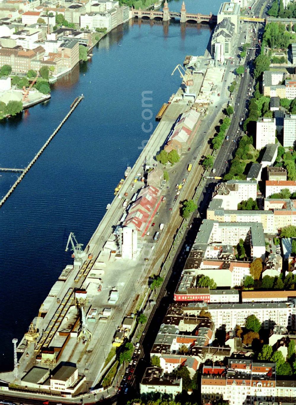 Aerial photograph Berlin - Friedrichshain - Osthafen der BEHALA an der Spree in Berlin - Friedrichshain an der Grenze zu Kreuzberg und Treptow.