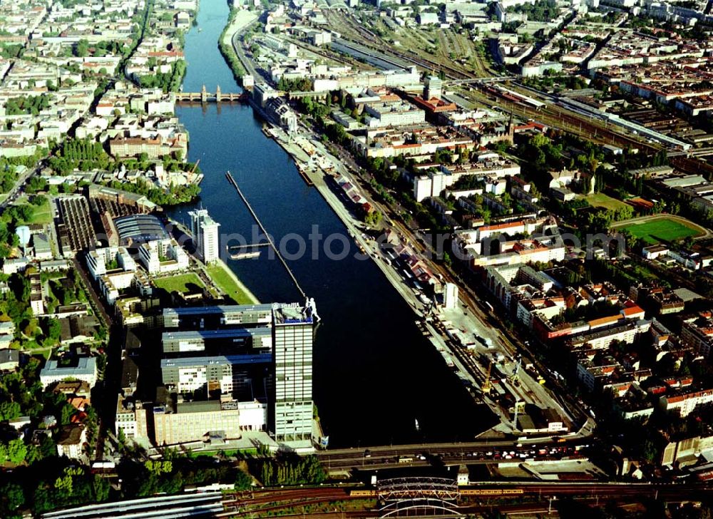 Berlin - Friedrichshain from the bird's eye view: Osthafen der BEHALA an der Spree in Berlin - Friedrichshain an der Grenze zu Kreuzberg und Treptow.