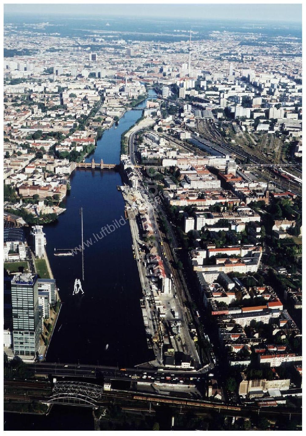 Aerial image Berlin - Friedrichshain - Osthafen der BEHALA an der Spree in Berlin - Friedrichshain an der Grenze zu Kreuzberg und Treptow.