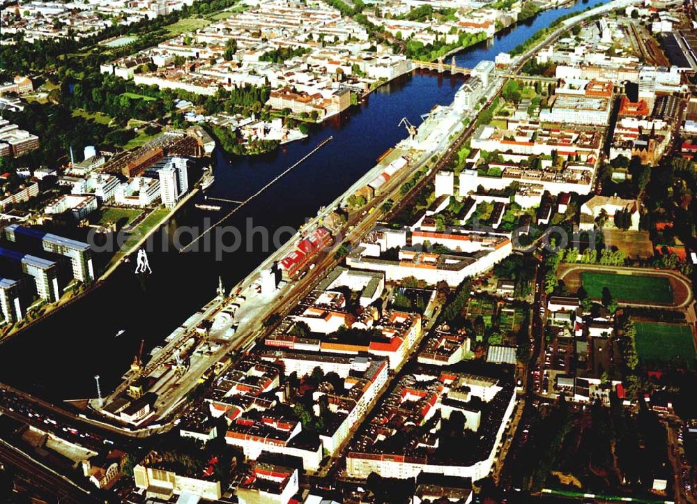 Aerial photograph Berlin - Friedrichshain - Osthafen der BEHALA an der Spree in Berlin - Friedrichshain an der Grenze zu Kreuzberg und Treptow.