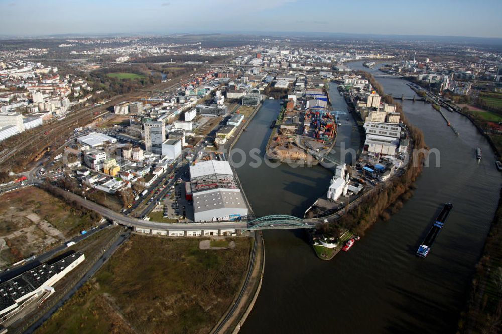 Aerial image Frankfurt am Main - Der Frankfurter Osthafen im Stadtteil Ostend wurde 1908 gebaut und ist ein wichtiger Umschlagplatz für Massen- und Stückgut. Der Hafen besteht aus vier Becken und besitzt eine eigene Hafenbahn. The East Harbour in the district Eastend was built in 1908 and is an important reloading point for bulk commodity and package freight.