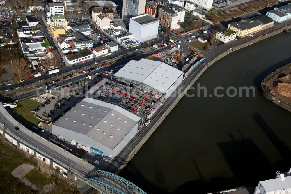 Aerial photograph Frankfurt am Main - Der Frankfurter Osthafen im Stadtteil Ostend wurde 1908 gebaut und ist ein wichtiger Umschlagplatz für Massen- und Stückgut. Der Hafen besteht aus vier Becken und besitzt eine eigene Hafenbahn. The East Harbour in the district Eastend was built in 1908 and is an important reloading point for bulk commodity and package freight.