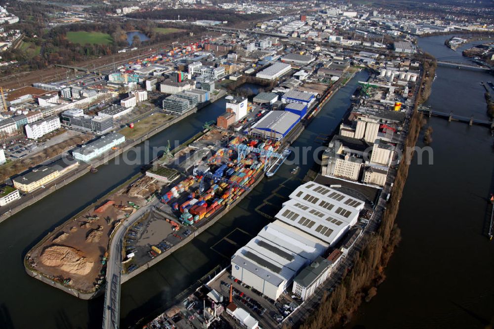 Frankfurt am Main from above - Der Frankfurter Osthafen im Stadtteil Ostend wurde 1908 gebaut und ist ein wichtiger Umschlagplatz für Massen- und Stückgut. Der Hafen besteht aus vier Becken und besitzt eine eigene Hafenbahn. The East Harbour in the district Eastend was built in 1908 and is an important reloading point for bulk commodity and package freight.