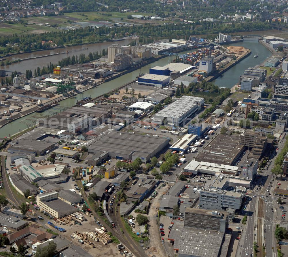 Frankfurt am Main from the bird's eye view: Blick auf den westlichen Teil des Osthafens Frankfurt. Der am rechten Mainufer gelegene Hafen ist ein wichtiger Umschlagplatz für Massen- und Stückgut. Er wurde ab 1908 gebaut und verfügt über insgesamt vier Becken sowie eine eigene Hafenbahn. View of the western part of the Osthafen Frankfurt. The port, located on the right bank of the Main, is a major transit point for bulk and general cargo. It was built from 1908 and has a total of four pools and a separate port railway.