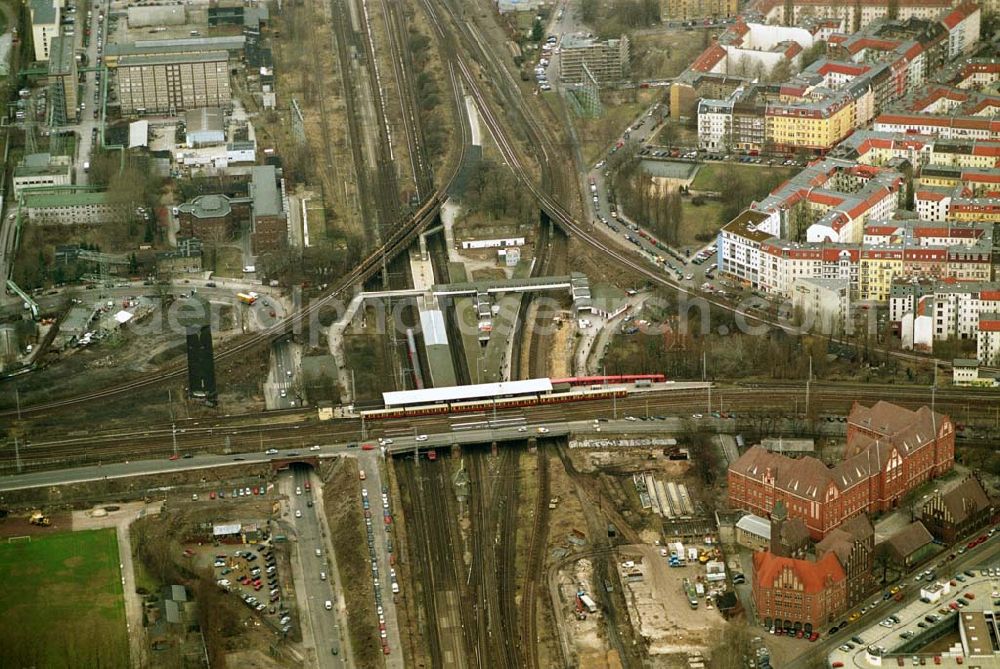 Aerial image Berlin/ Friedrichshain - Der S-Bahnhof Ostkreuz der Berliner S-Bahn ist der am meisten frequentierte Nahverkehrs-Umsteigebahnhof in Berlin. Der S-Bahnhof liegt im Berliner Stadtteil Friedrichshain. Am Ostkreuz kreuzt sich die Stadtbahn mit der Ringbahn.