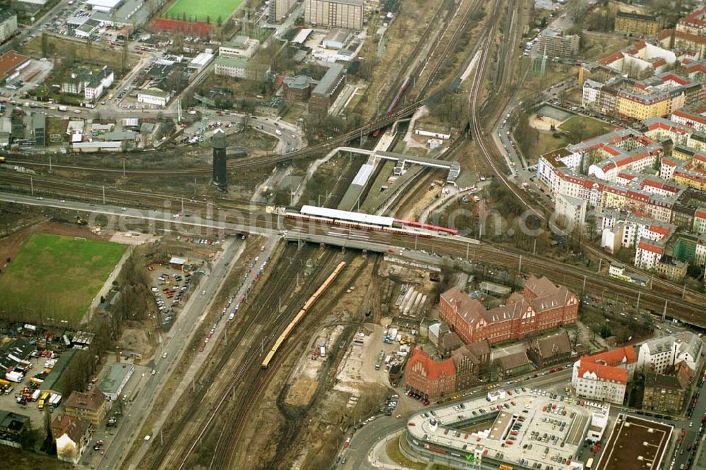 Aerial photograph Berlin/ Friedrichshain - Der S-Bahnhof Ostkreuz der Berliner S-Bahn ist der am meisten frequentierte Nahverkehrs-Umsteigebahnhof in Berlin. Der S-Bahnhof liegt im Berliner Stadtteil Friedrichshain. Am Ostkreuz kreuzt sich die Stadtbahn mit der Ringbahn.