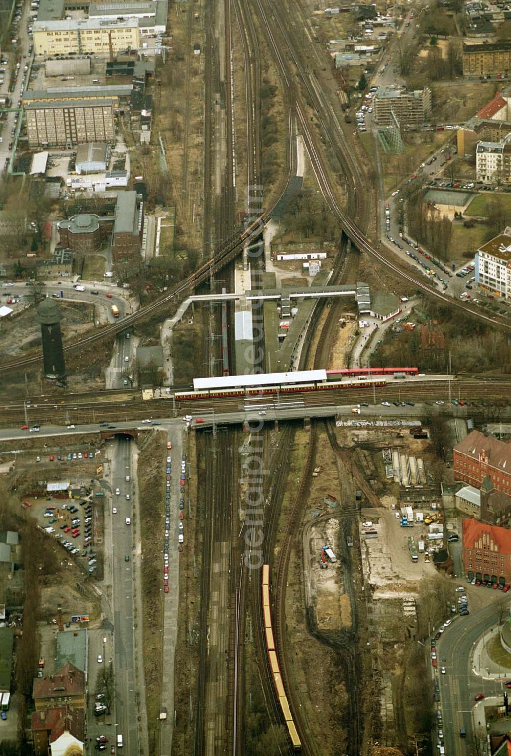 Berlin/ Friedrichshain from above - Der S-Bahnhof Ostkreuz der Berliner S-Bahn ist der am meisten frequentierte Nahverkehrs-Umsteigebahnhof in Berlin. Der S-Bahnhof liegt im Berliner Stadtteil Friedrichshain. Am Ostkreuz kreuzt sich die Stadtbahn mit der Ringbahn.