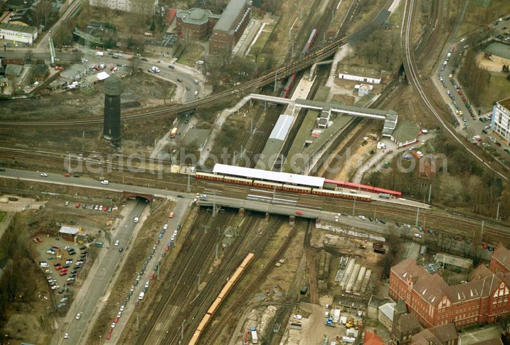 Berlin/ Friedrichshain from the bird's eye view: Der S-Bahnhof Ostkreuz der Berliner S-Bahn ist der am meisten frequentierte Nahverkehrs-Umsteigebahnhof in Berlin. Der S-Bahnhof liegt im Berliner Stadtteil Friedrichshain. Am Ostkreuz kreuzt sich die Stadtbahn mit der Ringbahn.