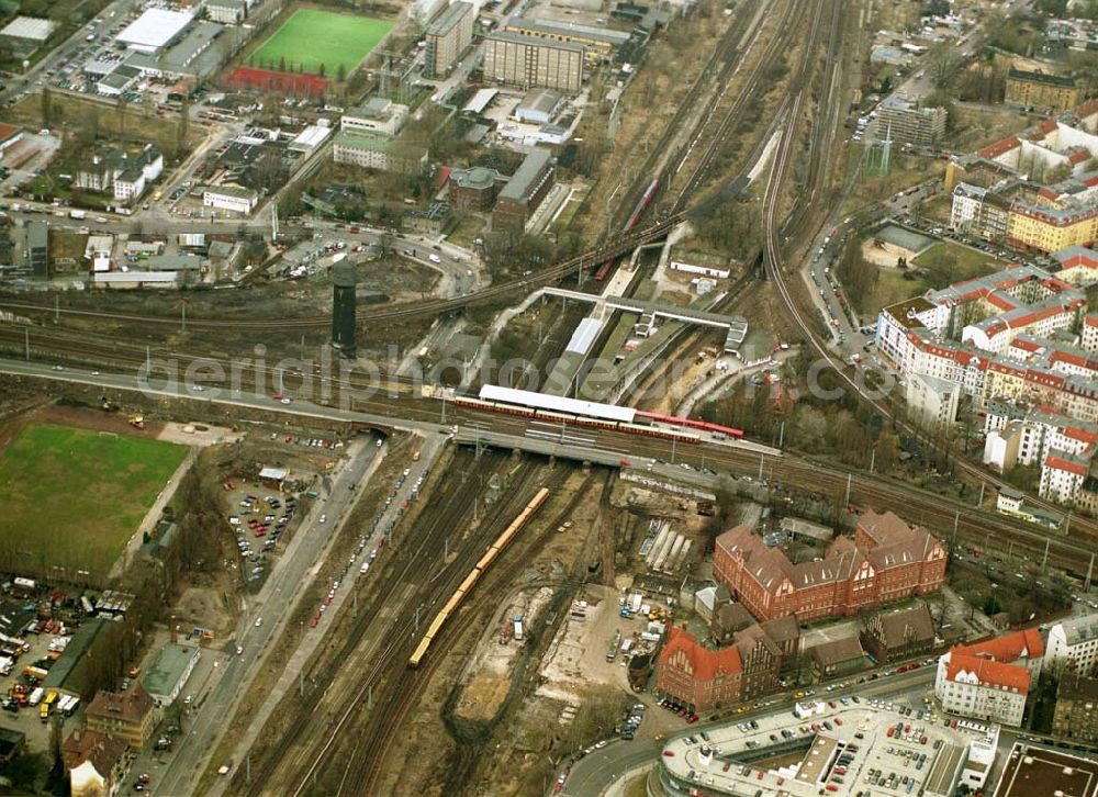 Aerial image Berlin/ Friedrichshain - Der S-Bahnhof Ostkreuz der Berliner S-Bahn ist der am meisten frequentierte Nahverkehrs-Umsteigebahnhof in Berlin. Der S-Bahnhof liegt im Berliner Stadtteil Friedrichshain. Am Ostkreuz kreuzt sich die Stadtbahn mit der Ringbahn.