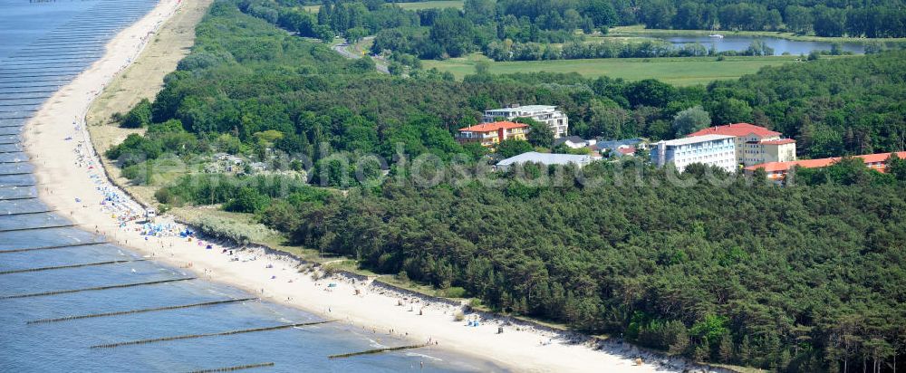 Zempin from the bird's eye view: Ostsee-Strand von Zempin auf der Insel Usedom in Mecklenburg-Vorpommern. Beachside of the Baltic Sea in Zempin at the island Usedom in Mecklenburg-Western Pomerania.