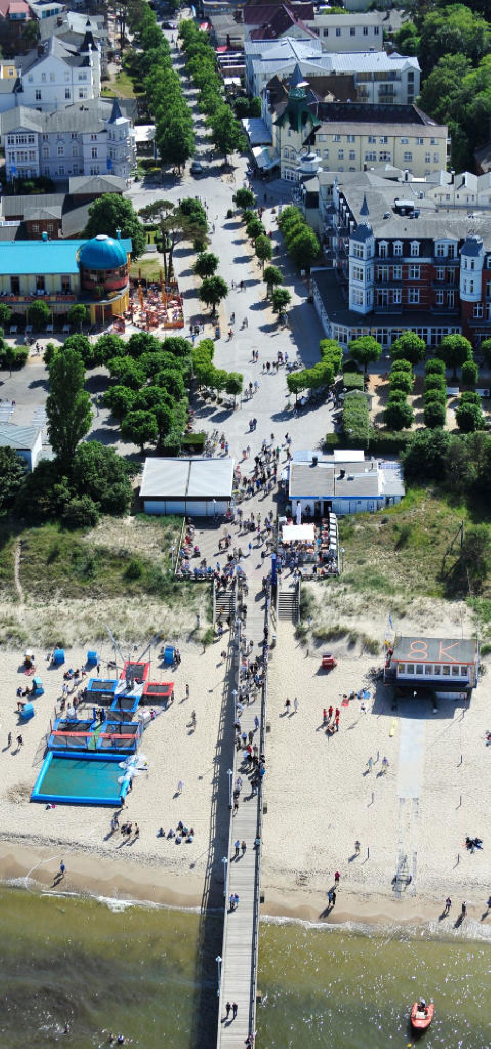 Zinnowitz from the bird's eye view: Ostsee-Strand von Zinnowitz auf der Insel Usedom in Mecklenburg-Vorpommern. Beachside of the Baltic Sea in Zinnowitz at the island Usedom in Mecklenburg-Western Pomerania.