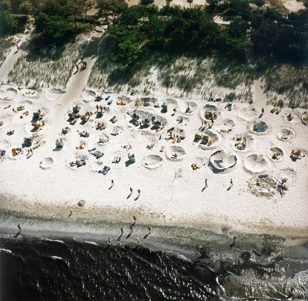 Rügen from above - Blick auf den Ostseestrand mit Strandburgen. Die Ostseeküste war eines der beliebtesten und begehrtesten Urlaubsziele in der DDR. View of the Baltic Sea beach with beach castles. The Baltic Sea was one of the most popular and most sought after destinations in the GDR.