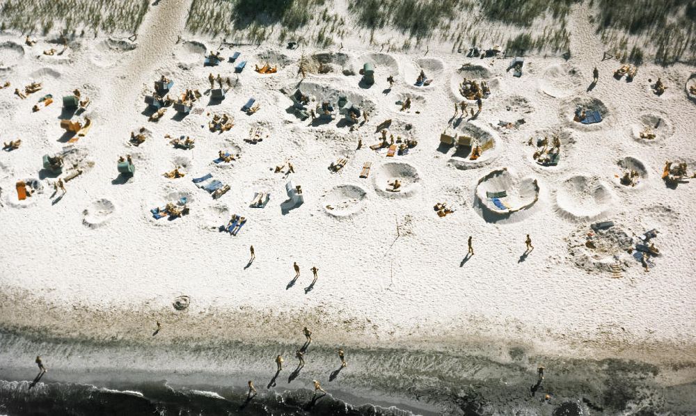 Rügen from the bird's eye view: Blick auf den Ostseestrand mit Strandburgen. Die Ostseeküste war eines der beliebtesten und begehrtesten Urlaubsziele in der DDR. View of the Baltic Sea beach with beach castles. The Baltic Sea was one of the most popular and most sought after destinations in the GDR.