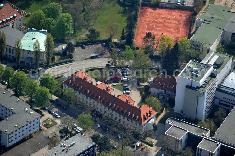 Aerial image Berlin - Das zum Otto Suhr Institut gehörende Gebäude in der Ihnestraße beherbergt die Studienberatung sowie Hörsäle und Seminarräume. Das Hauptgebäude befindet sich auf der gegenüberliegenden Straßenseite. Building belongs to the Otto Suhr Institute and accomodates the student counseilling / course guidance and lecture halls. The Administration is situated on the oppisite side of the street.