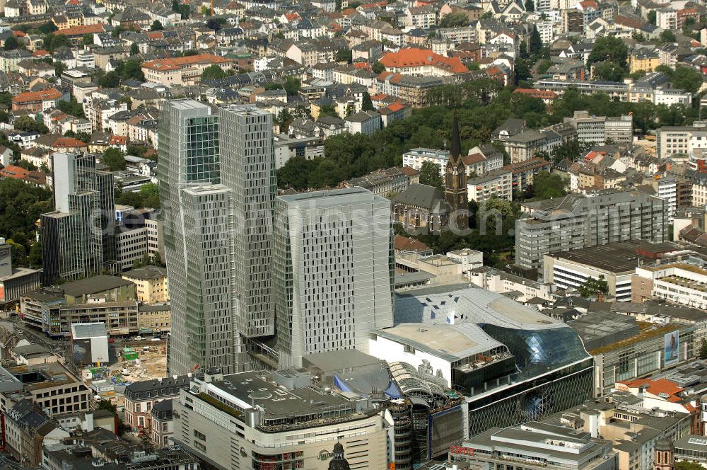 Aerial image Frankfurt am Main - Blick auf das Palais Quartier im Zentrum von Frankfurt / Main in Hessen. Das Palais Quartier ist ein Großbauprojekt in der Frankfurter Innenstadt und besteht aus vier Bauelementen: Das Einkaufszentrum MyZeil, das auf 6 Stockwerke verteilt das Tor des Quartiers zur berühmten Straße Zeil bildet; das 96 Meter hohe Hotel Jumeirah Frankfurt in der Mitte; ein 135 Meter hoher Büroturm als moderner Firmensitz und die Rekonstruktion des Palais Thurn und Taxis, die Anfang 2010 abgeschlossen sein soll. Kontakt: MAB Development Deutschland GmbH / PalaisQuartier GmbH & Co. KG, Schillerstraße 20, 60313 Frankfurt am Main, Tel. +49 (0) 69 506 00 53 0,