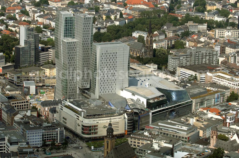 Aerial photograph Frankfurt am Main - Blick auf das Palais Quartier im Zentrum von Frankfurt / Main in Hessen. Das Palais Quartier ist ein Großbauprojekt in der Frankfurter Innenstadt und besteht aus vier Bauelementen: Das Einkaufszentrum MyZeil, das auf 6 Stockwerke verteilt das Tor des Quartiers zur berühmten Straße Zeil bildet; das 96 Meter hohe Hotel Jumeirah Frankfurt in der Mitte; ein 135 Meter hoher Büroturm als moderner Firmensitz und die Rekonstruktion des Palais Thurn und Taxis, die Anfang 2010 abgeschlossen sein soll. Kontakt: MAB Development Deutschland GmbH / PalaisQuartier GmbH & Co. KG, Schillerstraße 20, 60313 Frankfurt am Main, Tel. +49 (0) 69 506 00 53 0,