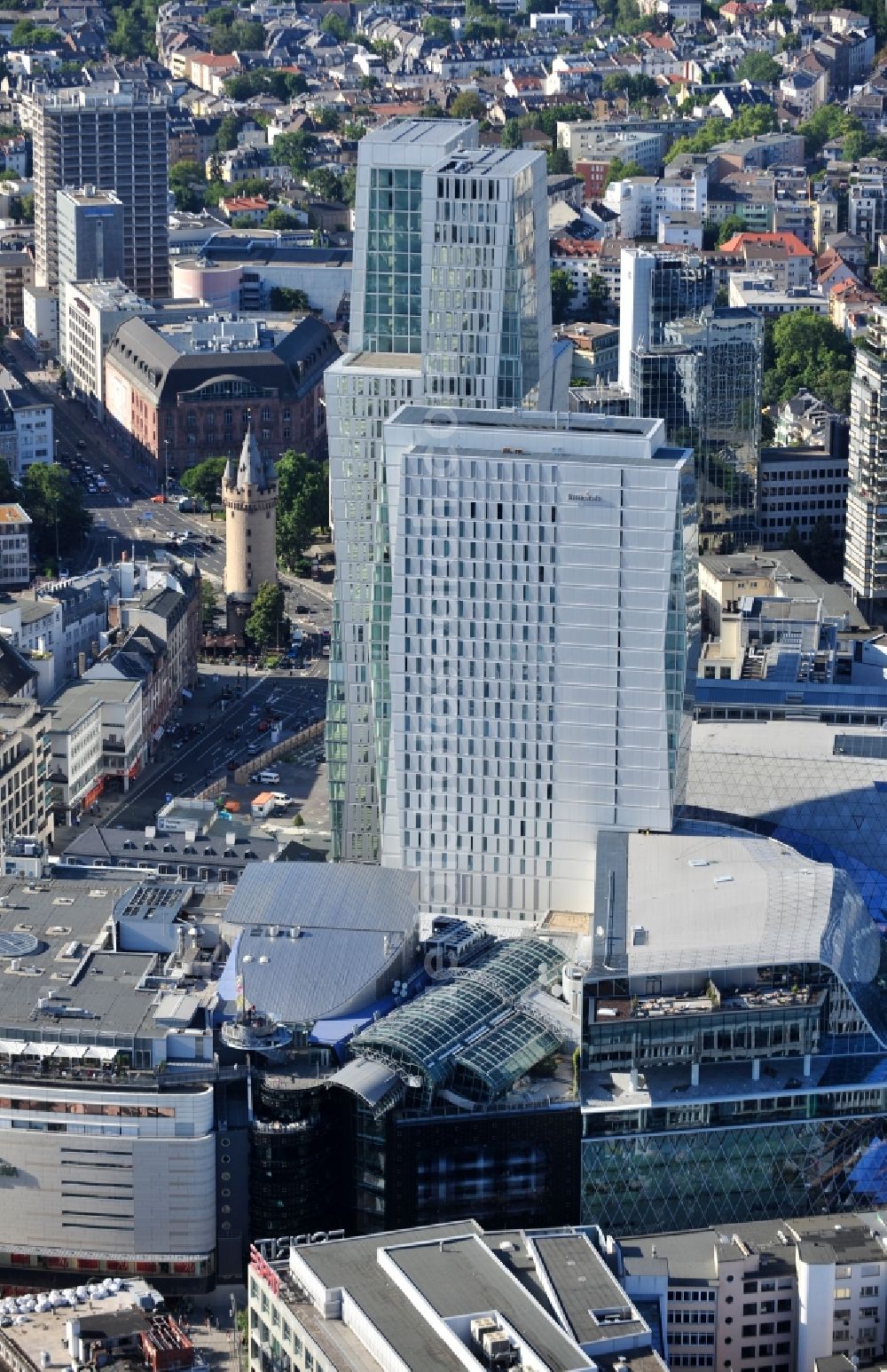 Frankfurt am Main from the bird's eye view: View of the Palais Quartier in Frankfurt am Main in Hesse. It is a building complex, which includes next to the shopping center MyZeil and the Jumeirah Frankfurt hotel also the office tower Nextower, which is desingned of KSP Engel and Zimmermann