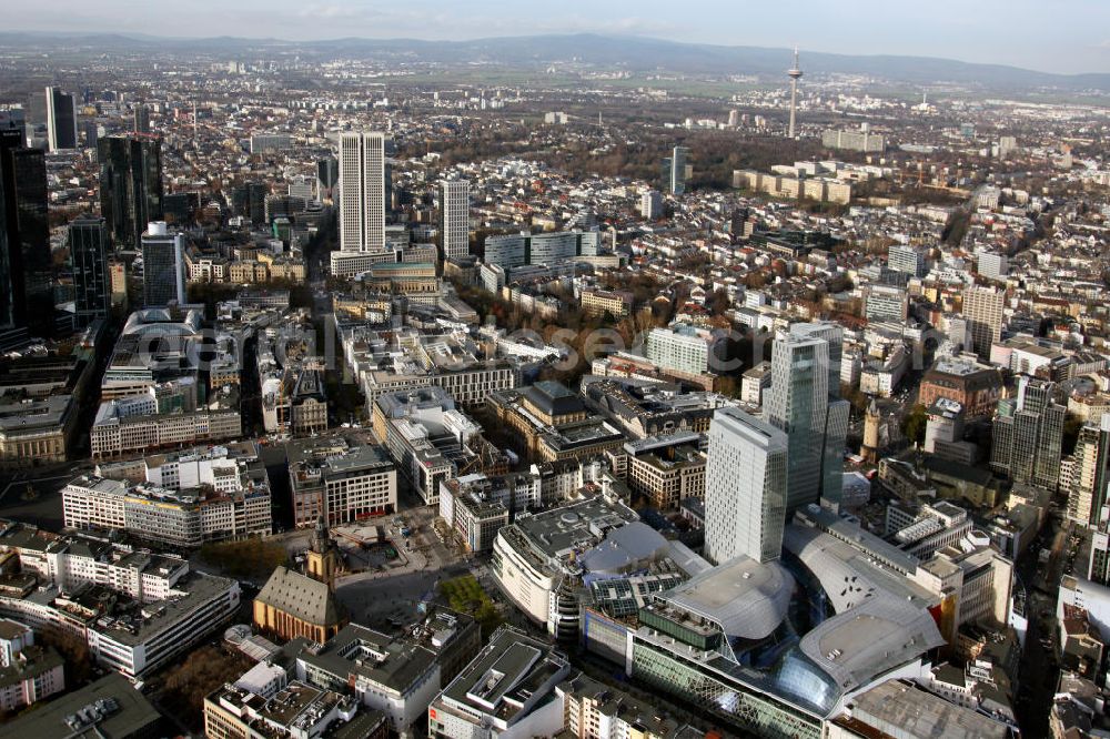 Aerial photograph Frankfurt am Main - Blick auf die Frankfurter Innenstadt mit dem Palais Quartier und der Katharinenkirche im Vordergrund, sowie dem Fernsehturm im Hintergrund. Der Gebäudekomplex an der Zeil besteht aus dem Einkaufscenter My Zeil, einem 135 Meter hohem Büroturm, dem Jumeirah Frankfurt Hotel sowie der Rekonstruktion des Palais Thurn und Taxis. Die Bauarbeiten begannen im Jahr 2004 und wurden 2010 abgeschlossen. View to the inner city of Frankfurt on the Main with the Palais Quartier and the st. Katharina-church in the center and the television tower in the background.