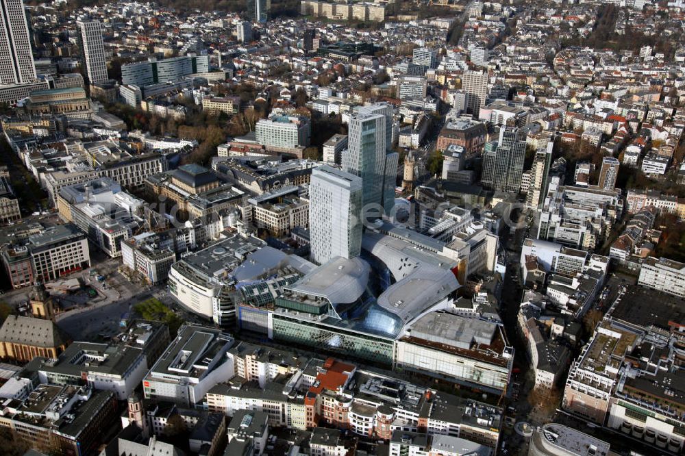 Frankfurt am Main from above - Blick auf die Frankfurter Innenstadt mit dem Palais Quartier und der Wertpapierbörse im Zentrum. Der Gebäudekomplex an der Zeil besteht aus dem Einkaufscenter My Zeil, einem 135 Meter hohem Büroturm, dem Jumeirah Frankfurt Hotel sowie der Rekonstruktion des Palais Thurn und Taxis. Die Bauarbeiten begannen im Jahr 2004 und wurden 2010 abgeschlossen. View to the inner city of Frankfurt on the Main with the Palais Quartier in the center.