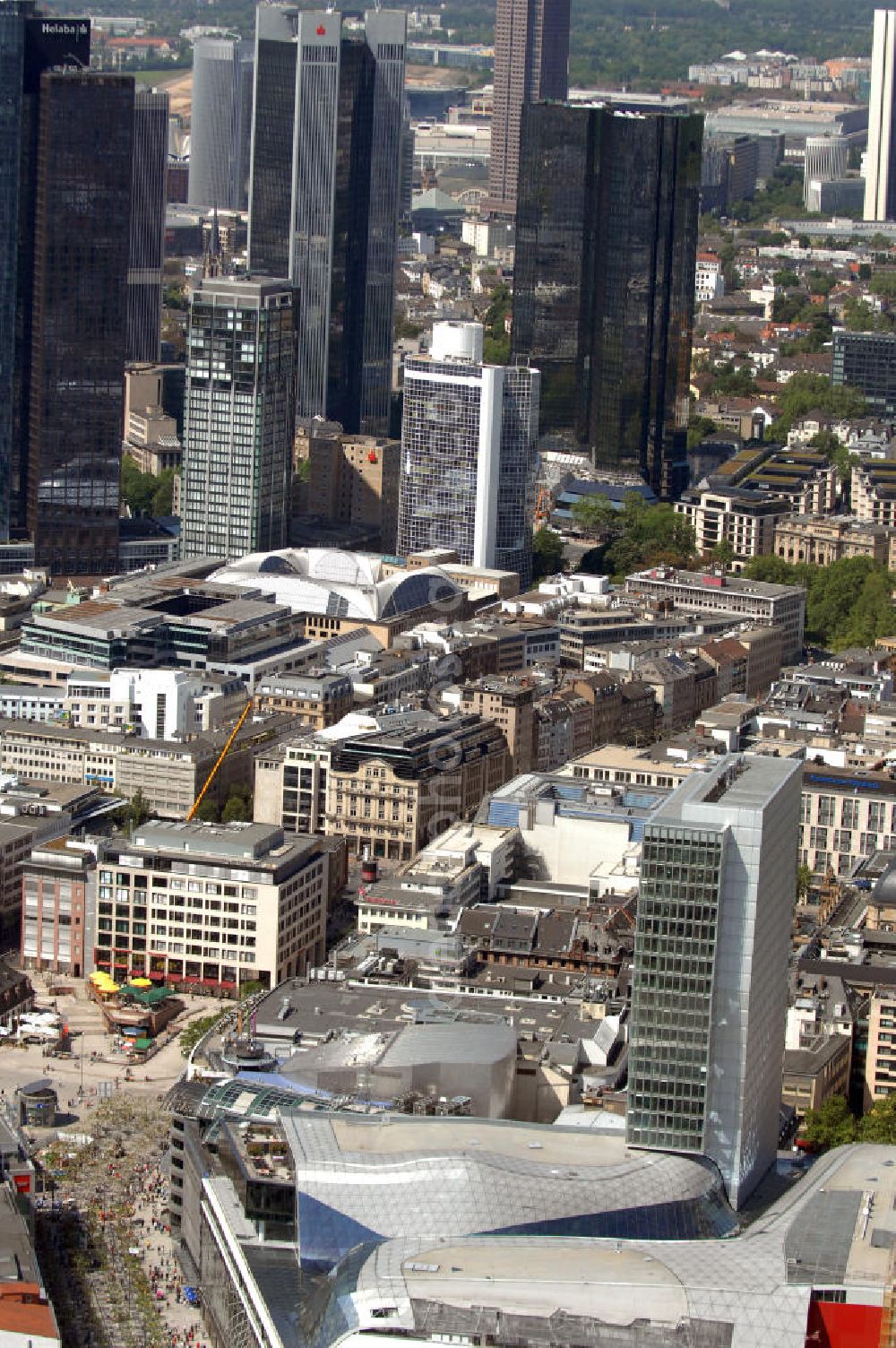 Aerial photograph Frankfurt am Main - Blick auf das Palais Quartier im Zentrum von Frankfurt / Main in Hessen. Das Palais Quartier ist ein Neubauprojekt in der Frankfurter Innenstadt und besteht aus vier Bauelementen: Das Einkaufszentrum MyZeil, das das Tor des Quartiers zur berühmten Straße Zeil bildet; das 96 Meter hohe Hotel Jumeirah Frankfurt in der Mitte; ein 135 Meter hoher Büroturm und dem Palais Thurn und Taxis. Ausführende Baufirma war die BAM Deutschland AG. View of the palace quarters in the center of Frankfurt / Main in Hessen. The palace quarter is a new development project in downtown Frankfurt and consists of four components: The shopping MyZeil that forms the gate of the quarter to the famous street Zeil, the 96-meter-high hotel Jumeirah Frankfurt in the center, a 135-meter high office tower and the Palais Thurn and Taxis. Construction company was the BAM Germany AG.