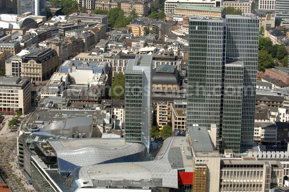 Frankfurt am Main from above - Blick auf das Palais Quartier im Zentrum von Frankfurt / Main in Hessen. Das Palais Quartier ist ein Neubauprojekt in der Frankfurter Innenstadt und besteht aus vier Bauelementen: Das Einkaufszentrum MyZeil, das das Tor des Quartiers zur berühmten Straße Zeil bildet; das 96 Meter hohe Hotel Jumeirah Frankfurt in der Mitte; ein 135 Meter hoher Büroturm und dem Palais Thurn und Taxis. Ausführende Baufirma war die BAM Deutschland AG. View of the palace quarters in the center of Frankfurt / Main in Hessen. The palace quarter is a new development project in downtown Frankfurt and consists of four components: The shopping MyZeil that forms the gate of the quarter to the famous street Zeil, the 96-meter-high hotel Jumeirah Frankfurt in the center, a 135-meter high office tower and the Palais Thurn and Taxis. Construction company was the BAM Germany AG.