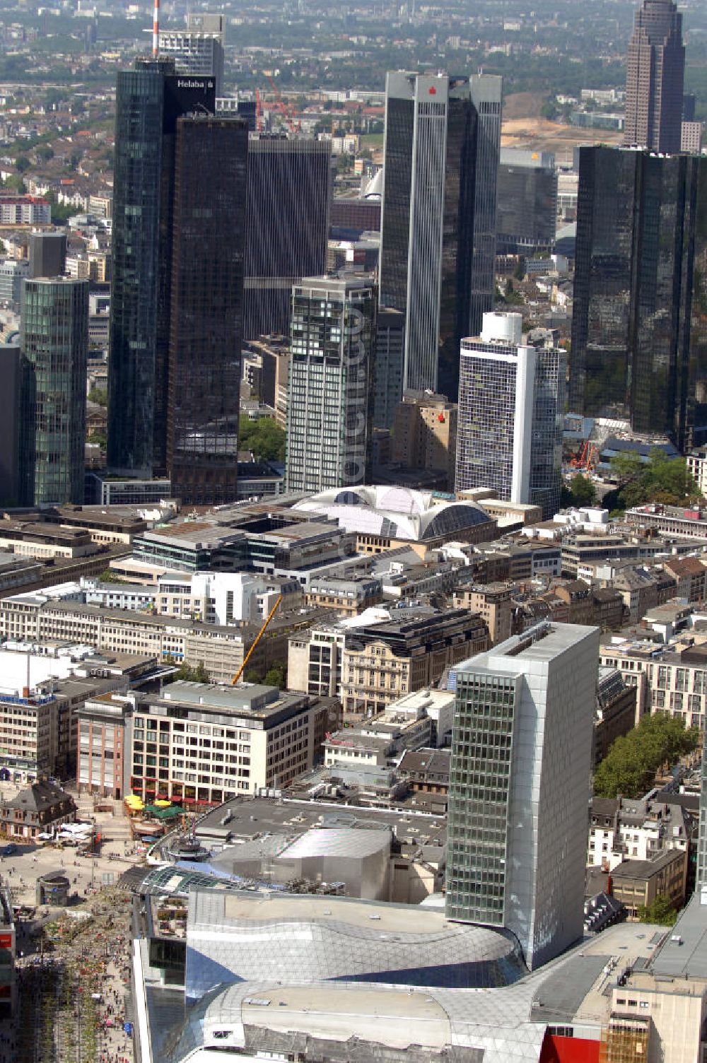 Frankfurt am Main from the bird's eye view: Blick auf das Palais Quartier im Zentrum von Frankfurt / Main in Hessen. Das Palais Quartier ist ein Neubauprojekt in der Frankfurter Innenstadt und besteht aus vier Bauelementen: Das Einkaufszentrum MyZeil, das das Tor des Quartiers zur berühmten Straße Zeil bildet; das 96 Meter hohe Hotel Jumeirah Frankfurt in der Mitte; ein 135 Meter hoher Büroturm und dem Palais Thurn und Taxis. Ausführende Baufirma war die BAM Deutschland AG. View of the palace quarters in the center of Frankfurt / Main in Hessen. The palace quarter is a new development project in downtown Frankfurt and consists of four components: The shopping MyZeil that forms the gate of the quarter to the famous street Zeil, the 96-meter-high hotel Jumeirah Frankfurt in the center, a 135-meter high office tower and the Palais Thurn and Taxis. Construction company was the BAM Germany AG.