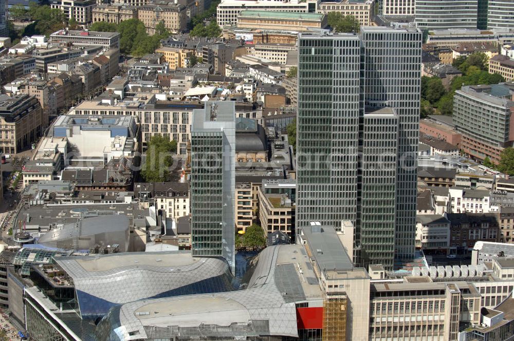 Frankfurt am Main from the bird's eye view: Blick auf das Palais Quartier im Zentrum von Frankfurt / Main in Hessen. Das Palais Quartier ist ein Neubauprojekt in der Frankfurter Innenstadt und besteht aus vier Bauelementen: Das Einkaufszentrum MyZeil, das das Tor des Quartiers zur berühmten Straße Zeil bildet; das 96 Meter hohe Hotel Jumeirah Frankfurt in der Mitte; ein 135 Meter hoher Büroturm und dem Palais Thurn und Taxis. Ausführende Baufirma war die BAM Deutschland AG. View of the palace quarters in the center of Frankfurt / Main in Hessen. The palace quarter is a new development project in downtown Frankfurt and consists of four components: The shopping MyZeil that forms the gate of the quarter to the famous street Zeil, the 96-meter-high hotel Jumeirah Frankfurt in the center, a 135-meter high office tower and the Palais Thurn and Taxis. Construction company was the BAM Germany AG.