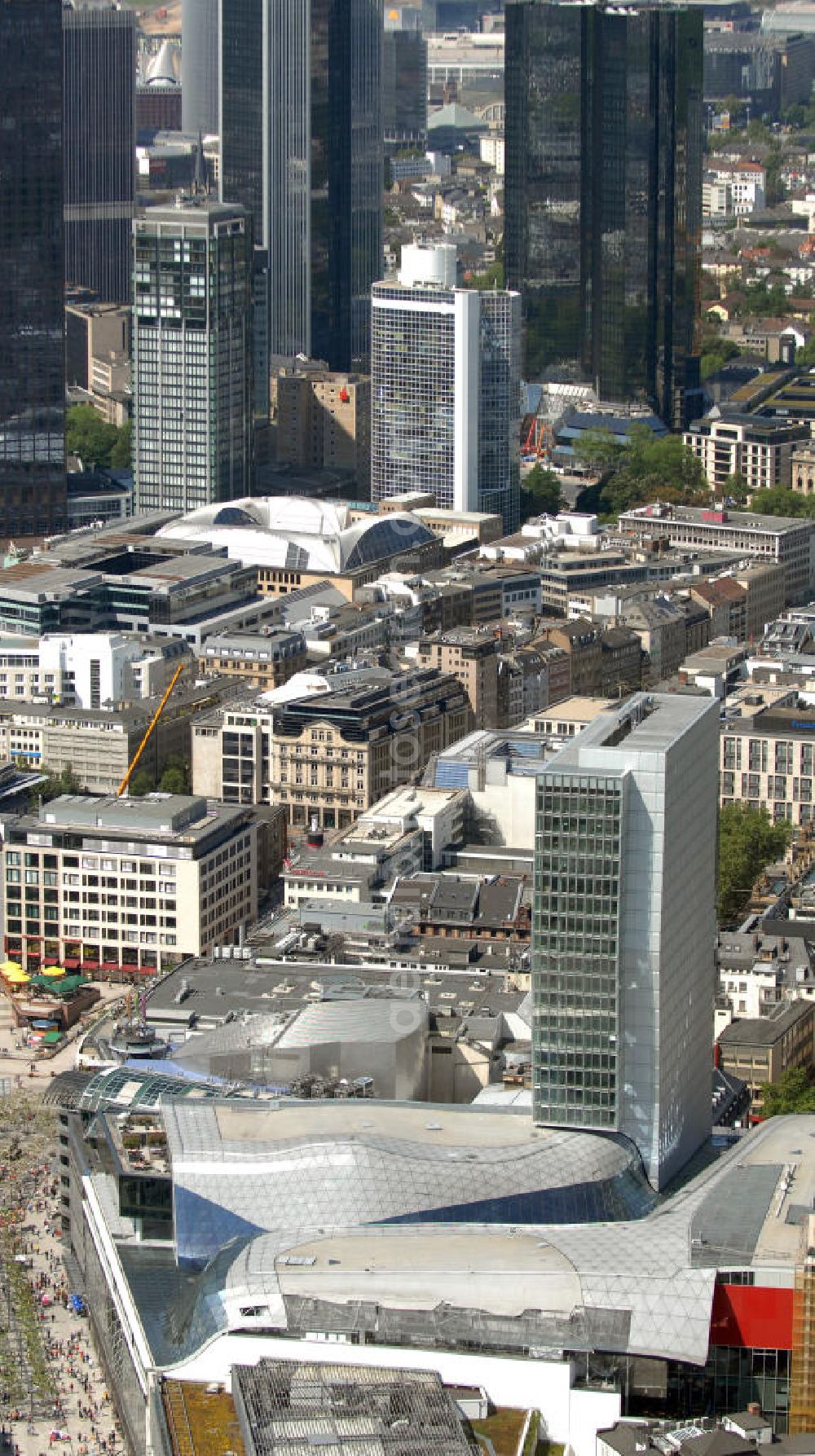 Frankfurt am Main from the bird's eye view: Blick auf das Palais Quartier im Zentrum von Frankfurt / Main in Hessen. Das Palais Quartier ist ein Neubauprojekt in der Frankfurter Innenstadt und besteht aus vier Bauelementen: Das Einkaufszentrum MyZeil, das das Tor des Quartiers zur berühmten Straße Zeil bildet; das 96 Meter hohe Hotel Jumeirah Frankfurt in der Mitte; ein 135 Meter hoher Büroturm und dem Palais Thurn und Taxis. Ausführende Baufirma war die BAM Deutschland AG. View of the palace quarters in the center of Frankfurt / Main in Hessen. The palace quarter is a new development project in downtown Frankfurt and consists of four components: The shopping MyZeil that forms the gate of the quarter to the famous street Zeil, the 96-meter-high hotel Jumeirah Frankfurt in the center, a 135-meter high office tower and the Palais Thurn and Taxis. Construction company was the BAM Germany AG.