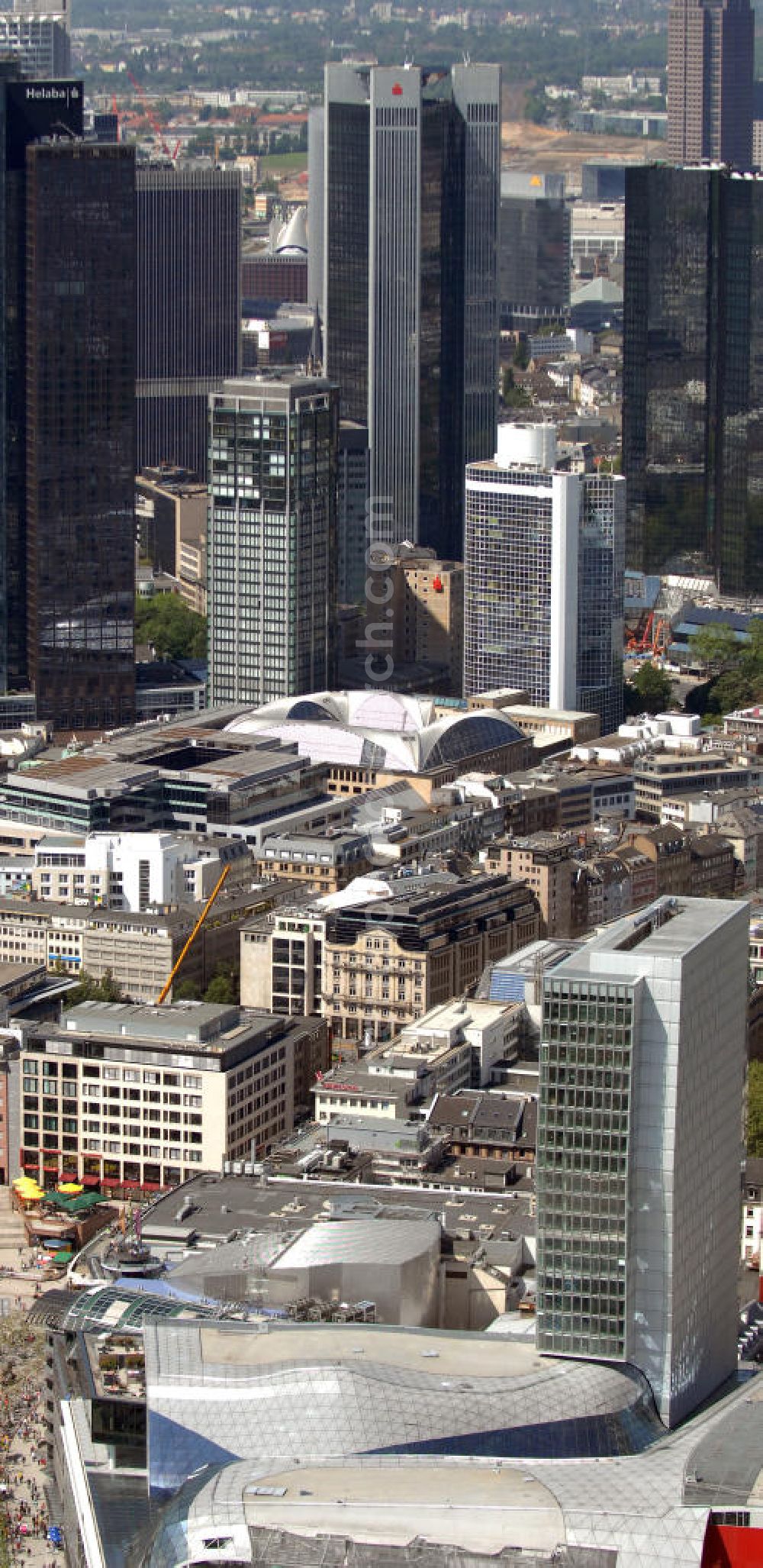 Aerial photograph Frankfurt am Main - Blick auf das Palais Quartier im Zentrum von Frankfurt / Main in Hessen. Das Palais Quartier ist ein Neubauprojekt in der Frankfurter Innenstadt und besteht aus vier Bauelementen: Das Einkaufszentrum MyZeil, das das Tor des Quartiers zur berühmten Straße Zeil bildet; das 96 Meter hohe Hotel Jumeirah Frankfurt in der Mitte; ein 135 Meter hoher Büroturm und dem Palais Thurn und Taxis. Ausführende Baufirma war die BAM Deutschland AG. View of the palace quarters in the center of Frankfurt / Main in Hessen. The palace quarter is a new development project in downtown Frankfurt and consists of four components: The shopping MyZeil that forms the gate of the quarter to the famous street Zeil, the 96-meter-high hotel Jumeirah Frankfurt in the center, a 135-meter high office tower and the Palais Thurn and Taxis. Construction company was the BAM Germany AG.