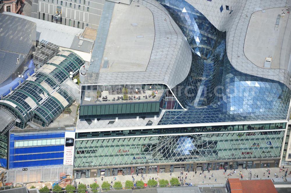 Aerial photograph Frankfurt am Main - Blick auf das Palais Quartier im Zentrum von Frankfurt / Main in Hessen. Das Palais Quartier ist ein Neubauprojekt in der Frankfurter Innenstadt und besteht aus vier Bauelementen: Das Einkaufszentrum MyZeil, das das Tor des Quartiers zur berühmten Straße Zeil bildet; das 96 Meter hohe Hotel Jumeirah Frankfurt in der Mitte; ein 135 Meter hoher Büroturm und dem Palais Thurn und Taxis. Ausführende Baufirma war die BAM Deutschland AG. Das Objekt ist ein Vorhaben der MAB Development Deutschland GmbH