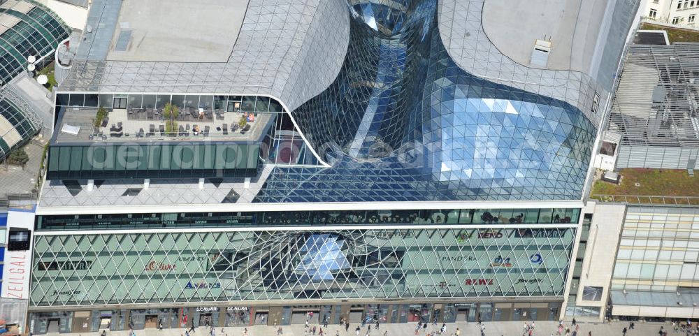 Frankfurt am Main from above - Blick auf das Palais Quartier im Zentrum von Frankfurt / Main in Hessen. Das Palais Quartier ist ein Neubauprojekt in der Frankfurter Innenstadt und besteht aus vier Bauelementen: Das Einkaufszentrum MyZeil, das das Tor des Quartiers zur berühmten Straße Zeil bildet; das 96 Meter hohe Hotel Jumeirah Frankfurt in der Mitte; ein 135 Meter hoher Büroturm und dem Palais Thurn und Taxis. Ausführende Baufirma war die BAM Deutschland AG. Das Objekt ist ein Vorhaben der MAB Development Deutschland GmbH