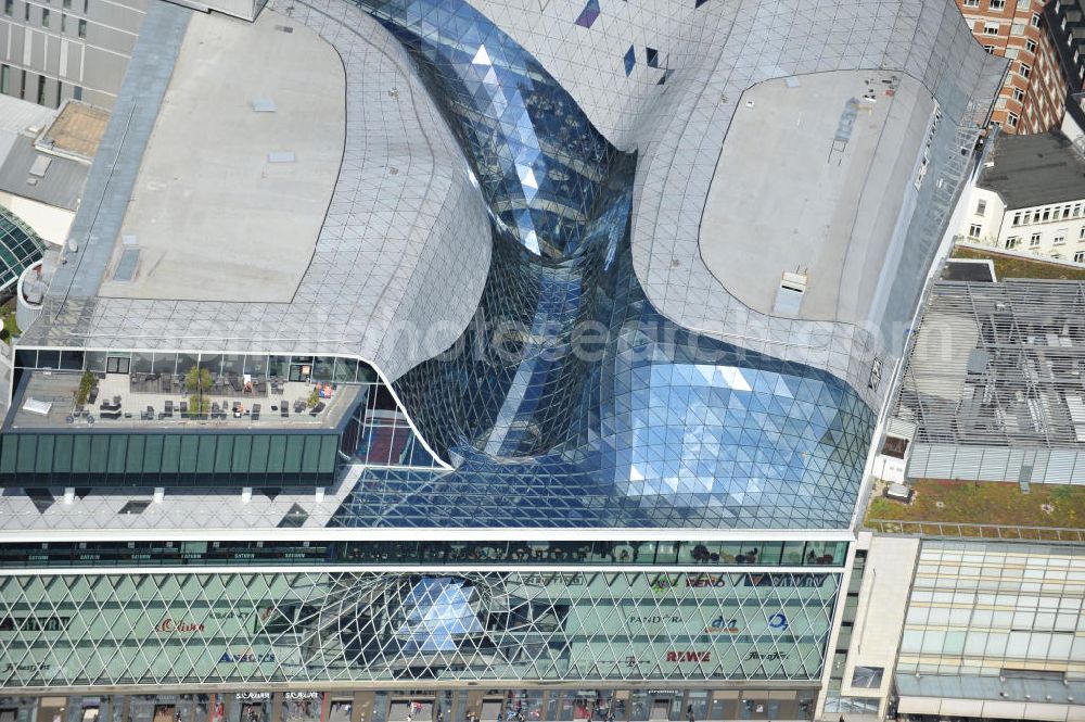 Frankfurt am Main from the bird's eye view: Blick auf das Palais Quartier im Zentrum von Frankfurt / Main in Hessen. Das Palais Quartier ist ein Neubauprojekt in der Frankfurter Innenstadt und besteht aus vier Bauelementen: Das Einkaufszentrum MyZeil, das das Tor des Quartiers zur berühmten Straße Zeil bildet; das 96 Meter hohe Hotel Jumeirah Frankfurt in der Mitte; ein 135 Meter hoher Büroturm und dem Palais Thurn und Taxis. Ausführende Baufirma war die BAM Deutschland AG. Das Objekt ist ein Vorhaben der MAB Development Deutschland GmbH