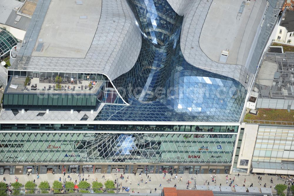 Aerial image Frankfurt am Main - Blick auf das Palais Quartier im Zentrum von Frankfurt / Main in Hessen. Das Palais Quartier ist ein Neubauprojekt in der Frankfurter Innenstadt und besteht aus vier Bauelementen: Das Einkaufszentrum MyZeil, das das Tor des Quartiers zur berühmten Straße Zeil bildet; das 96 Meter hohe Hotel Jumeirah Frankfurt in der Mitte; ein 135 Meter hoher Büroturm und dem Palais Thurn und Taxis. Ausführende Baufirma war die BAM Deutschland AG. Das Objekt ist ein Vorhaben der MAB Development Deutschland GmbH