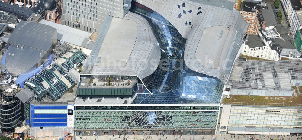 Aerial photograph Frankfurt am Main - Blick auf das Palais Quartier im Zentrum von Frankfurt / Main in Hessen. Das Palais Quartier ist ein Neubauprojekt in der Frankfurter Innenstadt und besteht aus vier Bauelementen: Das Einkaufszentrum MyZeil, das das Tor des Quartiers zur berühmten Straße Zeil bildet; das 96 Meter hohe Hotel Jumeirah Frankfurt in der Mitte; ein 135 Meter hoher Büroturm und dem Palais Thurn und Taxis. Ausführende Baufirma war die BAM Deutschland AG. Das Objekt ist ein Vorhaben der MAB Development Deutschland GmbH