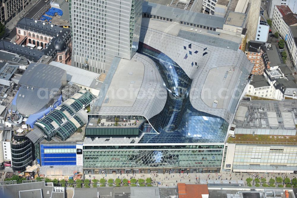 Frankfurt am Main from above - Blick auf das Palais Quartier im Zentrum von Frankfurt / Main in Hessen. Das Palais Quartier ist ein Neubauprojekt in der Frankfurter Innenstadt und besteht aus vier Bauelementen: Das Einkaufszentrum MyZeil, das das Tor des Quartiers zur berühmten Straße Zeil bildet; das 96 Meter hohe Hotel Jumeirah Frankfurt in der Mitte; ein 135 Meter hoher Büroturm und dem Palais Thurn und Taxis. Ausführende Baufirma war die BAM Deutschland AG. Das Objekt ist ein Vorhaben der MAB Development Deutschland GmbH