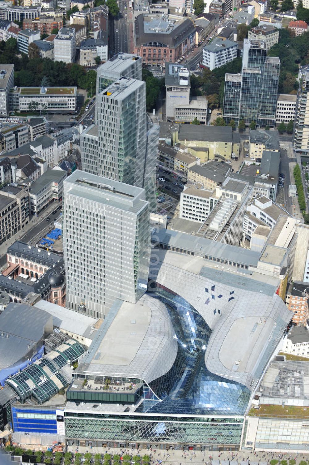 Frankfurt am Main from the bird's eye view: Blick auf das Palais Quartier im Zentrum von Frankfurt / Main in Hessen. Das Palais Quartier ist ein Neubauprojekt in der Frankfurter Innenstadt und besteht aus vier Bauelementen: Das Einkaufszentrum MyZeil, das das Tor des Quartiers zur berühmten Straße Zeil bildet; das 96 Meter hohe Hotel Jumeirah Frankfurt in der Mitte; ein 135 Meter hoher Büroturm und dem Palais Thurn und Taxis. Ausführende Baufirma war die BAM Deutschland AG. Das Objekt ist ein Vorhaben der MAB Development Deutschland GmbH