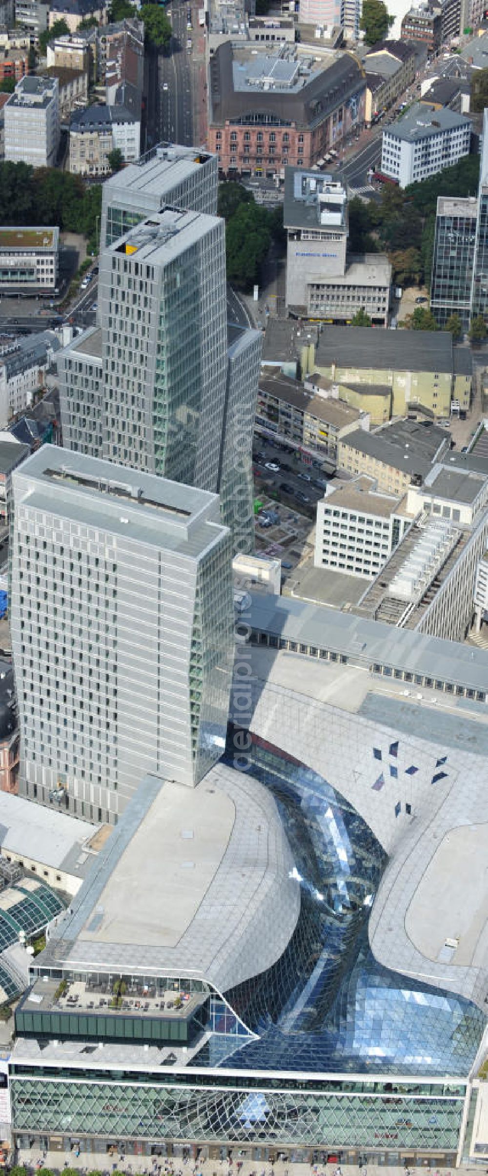 Aerial image Frankfurt am Main - Blick auf das Palais Quartier im Zentrum von Frankfurt / Main in Hessen. Das Palais Quartier ist ein Neubauprojekt in der Frankfurter Innenstadt und besteht aus vier Bauelementen: Das Einkaufszentrum MyZeil, das das Tor des Quartiers zur berühmten Straße Zeil bildet; das 96 Meter hohe Hotel Jumeirah Frankfurt in der Mitte; ein 135 Meter hoher Büroturm und dem Palais Thurn und Taxis. Ausführende Baufirma war die BAM Deutschland AG. Das Objekt ist ein Vorhaben der MAB Development Deutschland GmbH