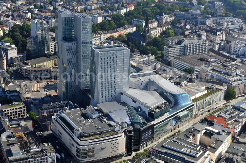 Frankfurt am Main from above - Blick auf das Palais Quartier im Zentrum von Frankfurt / Main in Hessen. Das Palais Quartier ist ein Neubauprojekt in der Frankfurter Innenstadt und besteht aus vier Bauelementen: Das Einkaufszentrum MyZeil, das das Tor des Quartiers zur berühmten Straße Zeil bildet; das 96 Meter hohe Hotel Jumeirah Frankfurt in der Mitte; ein 135 Meter hoher Büroturm und dem Palais Thurn und Taxis. Ausführende Baufirma war die BAM Deutschland AG. Das Objekt ist ein Vorhaben der MAB Development Deutschland GmbH