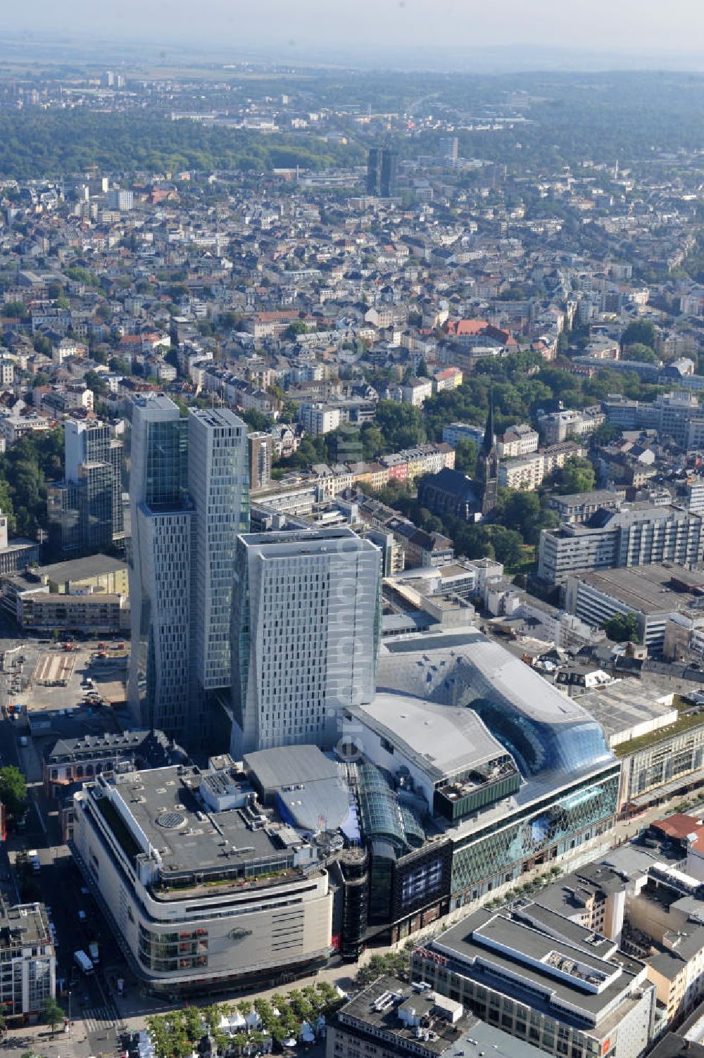 Frankfurt am Main from the bird's eye view: Blick auf das Palais Quartier im Zentrum von Frankfurt / Main in Hessen. Das Palais Quartier ist ein Neubauprojekt in der Frankfurter Innenstadt und besteht aus vier Bauelementen: Das Einkaufszentrum MyZeil, das das Tor des Quartiers zur berühmten Straße Zeil bildet; das 96 Meter hohe Hotel Jumeirah Frankfurt in der Mitte; ein 135 Meter hoher Büroturm und dem Palais Thurn und Taxis. Ausführende Baufirma war die BAM Deutschland AG. Das Objekt ist ein Vorhaben der MAB Development Deutschland GmbH