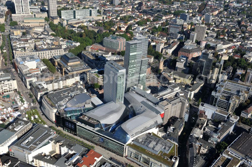 Aerial image Frankfurt am Main - Blick auf das Palais Quartier im Zentrum von Frankfurt / Main in Hessen. Das Palais Quartier ist ein Neubauprojekt in der Frankfurter Innenstadt und besteht aus vier Bauelementen: Das Einkaufszentrum MyZeil, das das Tor des Quartiers zur berühmten Straße Zeil bildet; das 96 Meter hohe Hotel Jumeirah Frankfurt in der Mitte; ein 135 Meter hoher Büroturm und dem Palais Thurn und Taxis. Ausführende Baufirma war die BAM Deutschland AG. Das Objekt ist ein Vorhaben der MAB Development Deutschland GmbH