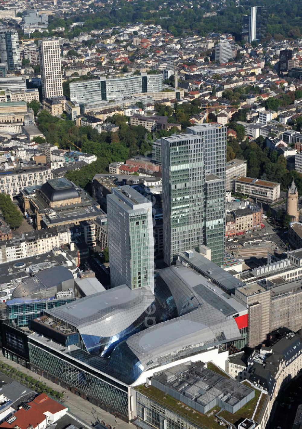 Aerial photograph Frankfurt am Main - Blick auf das Palais Quartier im Zentrum von Frankfurt / Main in Hessen. Das Palais Quartier ist ein Neubauprojekt in der Frankfurter Innenstadt und besteht aus vier Bauelementen: Das Einkaufszentrum MyZeil, das das Tor des Quartiers zur berühmten Straße Zeil bildet; das 96 Meter hohe Hotel Jumeirah Frankfurt in der Mitte; ein 135 Meter hoher Büroturm und dem Palais Thurn und Taxis. Ausführende Baufirma war die BAM Deutschland AG. Das Objekt ist ein Vorhaben der MAB Development Deutschland GmbH