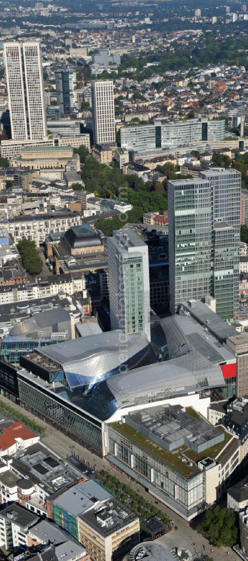 Frankfurt am Main from above - Blick auf das Palais Quartier im Zentrum von Frankfurt / Main in Hessen. Das Palais Quartier ist ein Neubauprojekt in der Frankfurter Innenstadt und besteht aus vier Bauelementen: Das Einkaufszentrum MyZeil, das das Tor des Quartiers zur berühmten Straße Zeil bildet; das 96 Meter hohe Hotel Jumeirah Frankfurt in der Mitte; ein 135 Meter hoher Büroturm und dem Palais Thurn und Taxis. Ausführende Baufirma war die BAM Deutschland AG. Das Objekt ist ein Vorhaben der MAB Development Deutschland GmbH