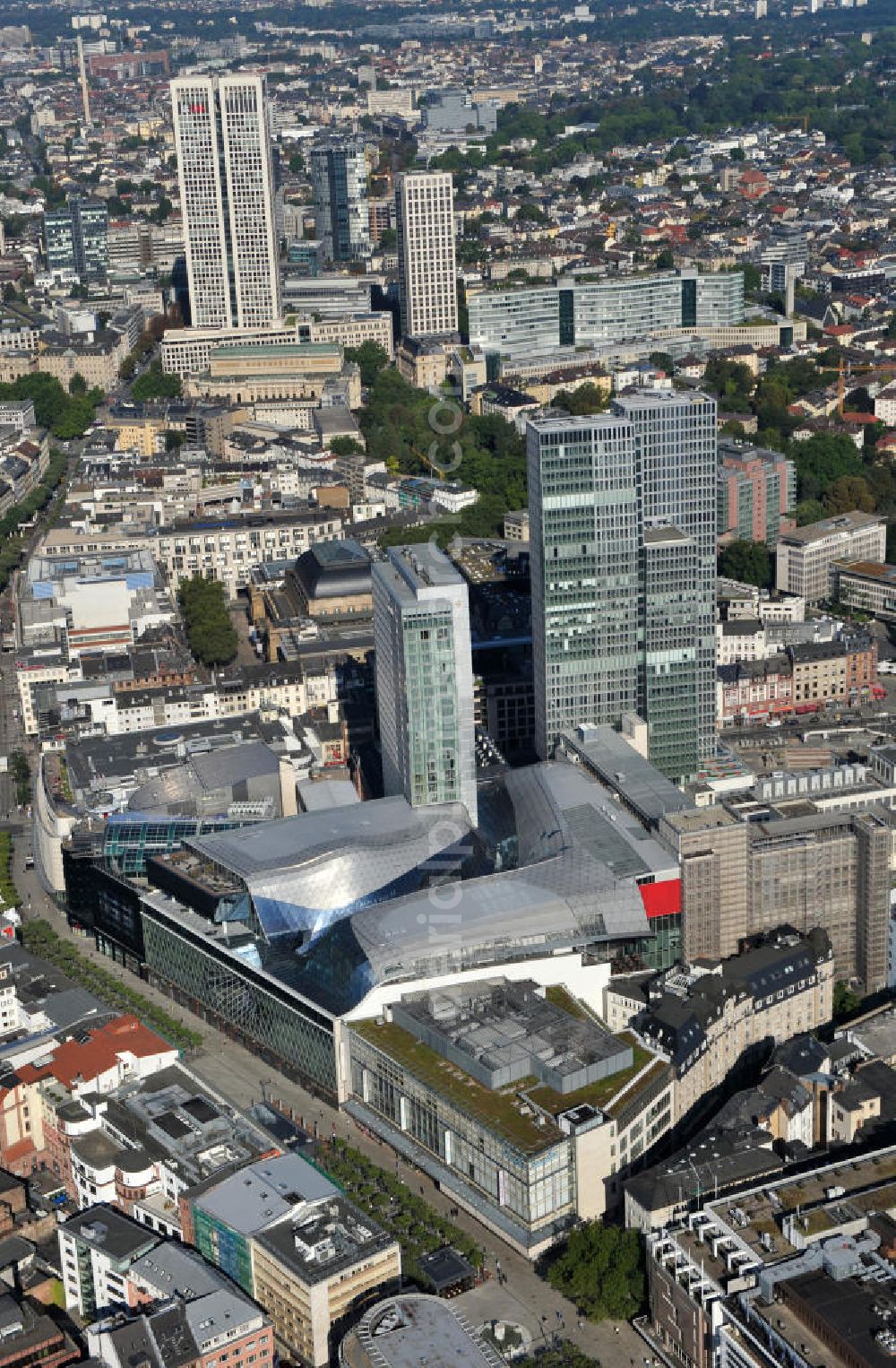 Frankfurt am Main from the bird's eye view: Blick auf das Palais Quartier im Zentrum von Frankfurt / Main in Hessen. Das Palais Quartier ist ein Neubauprojekt in der Frankfurter Innenstadt und besteht aus vier Bauelementen: Das Einkaufszentrum MyZeil, das das Tor des Quartiers zur berühmten Straße Zeil bildet; das 96 Meter hohe Hotel Jumeirah Frankfurt in der Mitte; ein 135 Meter hoher Büroturm und dem Palais Thurn und Taxis. Ausführende Baufirma war die BAM Deutschland AG. Das Objekt ist ein Vorhaben der MAB Development Deutschland GmbH