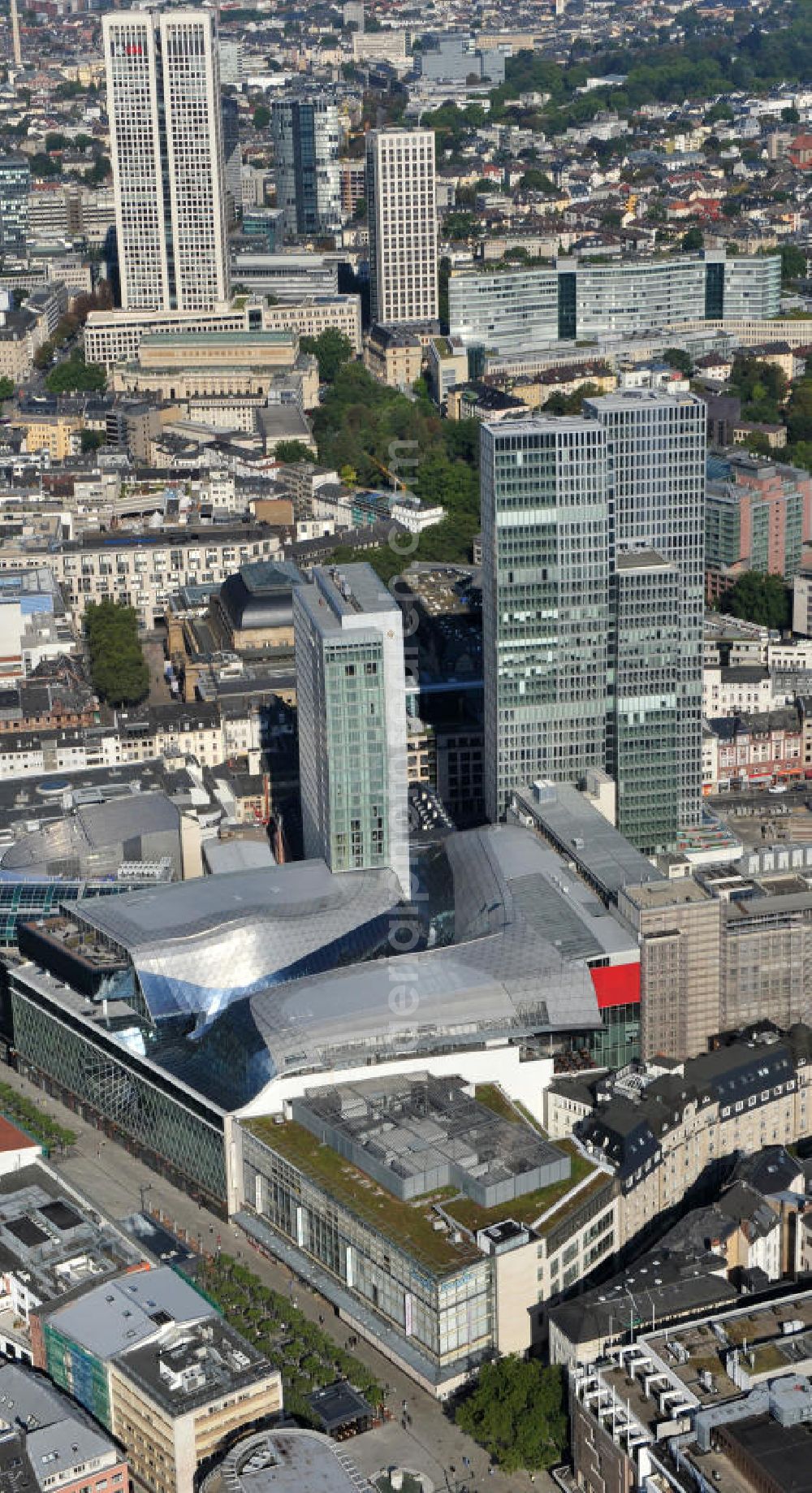 Aerial image Frankfurt am Main - Blick auf das Palais Quartier im Zentrum von Frankfurt / Main in Hessen. Das Palais Quartier ist ein Neubauprojekt in der Frankfurter Innenstadt und besteht aus vier Bauelementen: Das Einkaufszentrum MyZeil, das das Tor des Quartiers zur berühmten Straße Zeil bildet; das 96 Meter hohe Hotel Jumeirah Frankfurt in der Mitte; ein 135 Meter hoher Büroturm und dem Palais Thurn und Taxis. Ausführende Baufirma war die BAM Deutschland AG. Das Objekt ist ein Vorhaben der MAB Development Deutschland GmbH