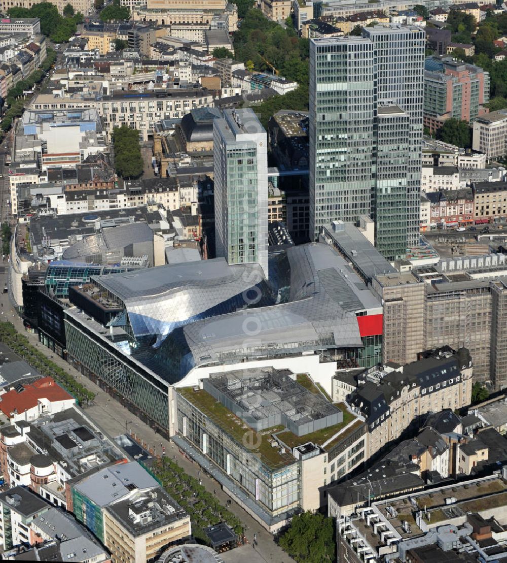 Aerial photograph Frankfurt am Main - Blick auf das Palais Quartier im Zentrum von Frankfurt / Main in Hessen. Das Palais Quartier ist ein Neubauprojekt in der Frankfurter Innenstadt und besteht aus vier Bauelementen: Das Einkaufszentrum MyZeil, das das Tor des Quartiers zur berühmten Straße Zeil bildet; das 96 Meter hohe Hotel Jumeirah Frankfurt in der Mitte; ein 135 Meter hoher Büroturm und dem Palais Thurn und Taxis. Ausführende Baufirma war die BAM Deutschland AG. Das Objekt ist ein Vorhaben der MAB Development Deutschland GmbH