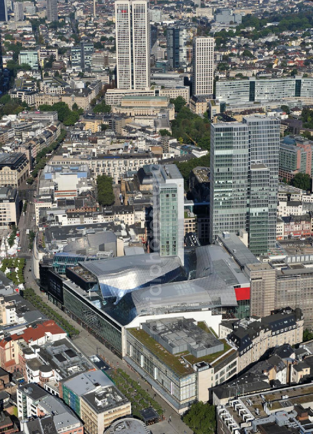 Frankfurt am Main from above - Blick auf das Palais Quartier im Zentrum von Frankfurt / Main in Hessen. Das Palais Quartier ist ein Neubauprojekt in der Frankfurter Innenstadt und besteht aus vier Bauelementen: Das Einkaufszentrum MyZeil, das das Tor des Quartiers zur berühmten Straße Zeil bildet; das 96 Meter hohe Hotel Jumeirah Frankfurt in der Mitte; ein 135 Meter hoher Büroturm und dem Palais Thurn und Taxis. Ausführende Baufirma war die BAM Deutschland AG. Das Objekt ist ein Vorhaben der MAB Development Deutschland GmbH