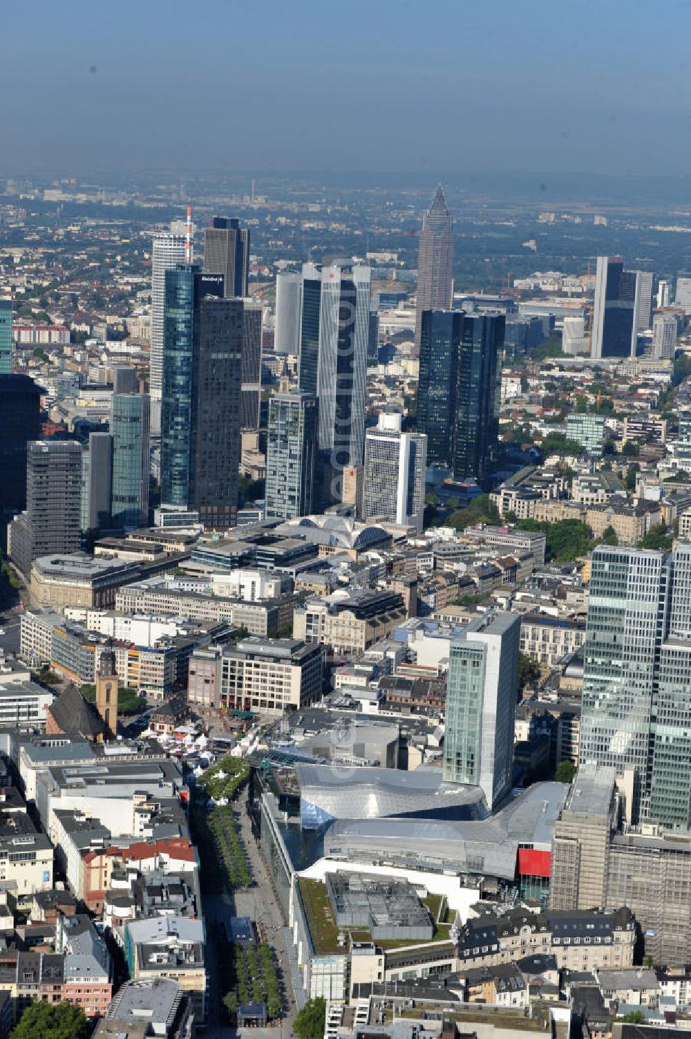 Frankfurt am Main from the bird's eye view: Blick auf das Palais Quartier im Zentrum vor der Skyline der Hochäuser der Banken und Versicherungen in Frankfurt / Main in Hessen. Das Palais Quartier ist ein Neubauprojekt in der Frankfurter Innenstadt und besteht aus vier Bauelementen: Das Einkaufszentrum MyZeil, das das Tor des Quartiers zur berühmten Straße Zeil bildet; das 96 Meter hohe Hotel Jumeirah Frankfurt in der Mitte; ein 135 Meter hoher Büroturm und dem Palais Thurn und Taxis. Ausführende Baufirma war die BAM Deutschland AG. Das Objekt ist ein Vorhaben der MAB Development Deutschland GmbH