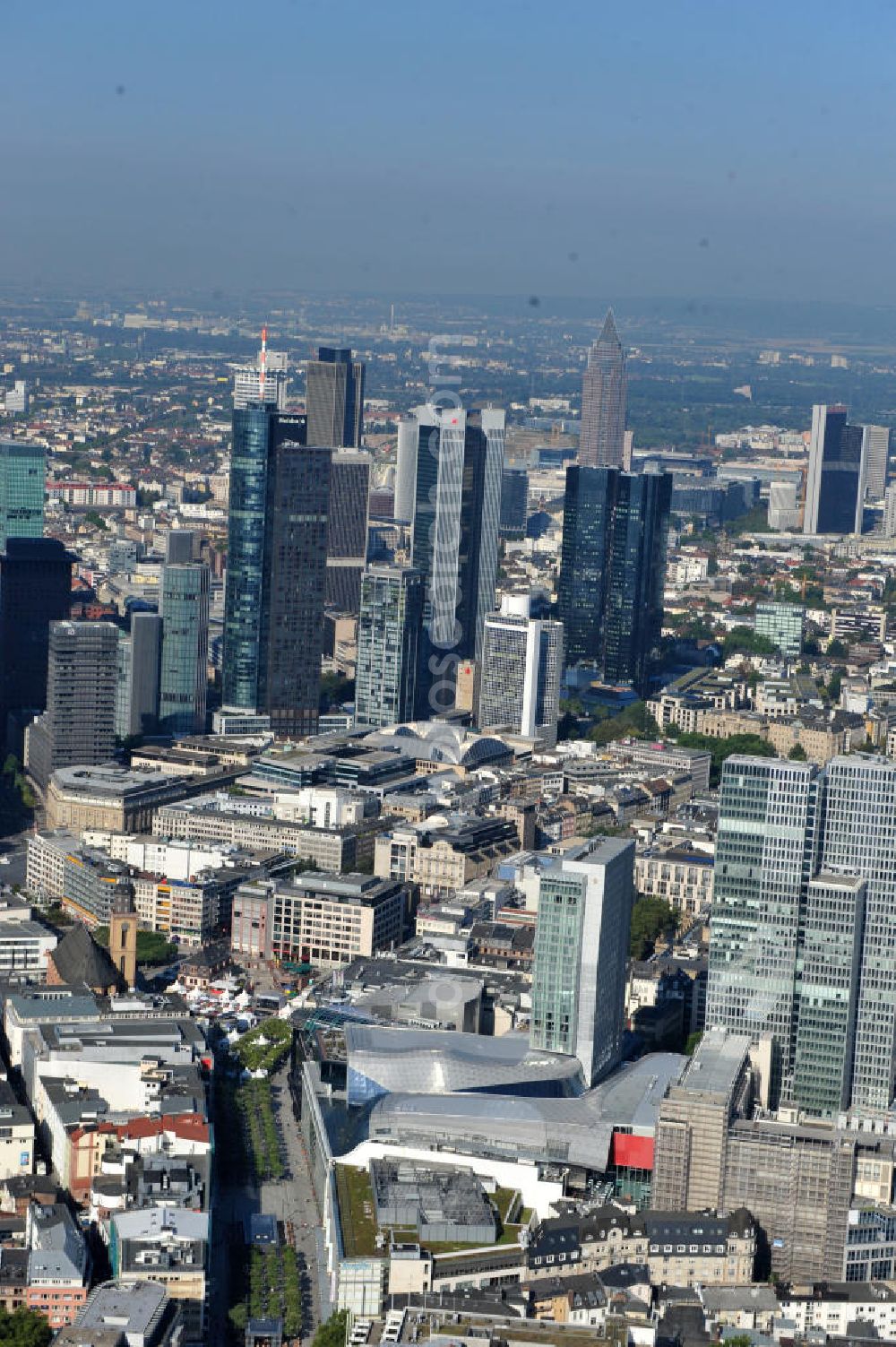 Aerial image Frankfurt am Main - Blick auf das Palais Quartier im Zentrum vor der Skyline der Hochäuser der Banken und Versicherungen in Frankfurt / Main in Hessen. Das Palais Quartier ist ein Neubauprojekt in der Frankfurter Innenstadt und besteht aus vier Bauelementen: Das Einkaufszentrum MyZeil, das das Tor des Quartiers zur berühmten Straße Zeil bildet; das 96 Meter hohe Hotel Jumeirah Frankfurt in der Mitte; ein 135 Meter hoher Büroturm und dem Palais Thurn und Taxis. Ausführende Baufirma war die BAM Deutschland AG. Das Objekt ist ein Vorhaben der MAB Development Deutschland GmbH