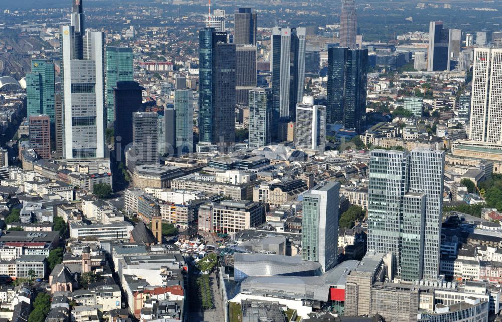 Aerial photograph Frankfurt am Main - Blick auf das Palais Quartier im Zentrum vor der Skyline der Hochäuser der Banken und Versicherungen in Frankfurt / Main in Hessen. Das Palais Quartier ist ein Neubauprojekt in der Frankfurter Innenstadt und besteht aus vier Bauelementen: Das Einkaufszentrum MyZeil, das das Tor des Quartiers zur berühmten Straße Zeil bildet; das 96 Meter hohe Hotel Jumeirah Frankfurt in der Mitte; ein 135 Meter hoher Büroturm und dem Palais Thurn und Taxis. Ausführende Baufirma war die BAM Deutschland AG. Das Objekt ist ein Vorhaben der MAB Development Deutschland GmbH